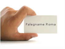 Immagine di un biglietto da visita tenuto tra le dita